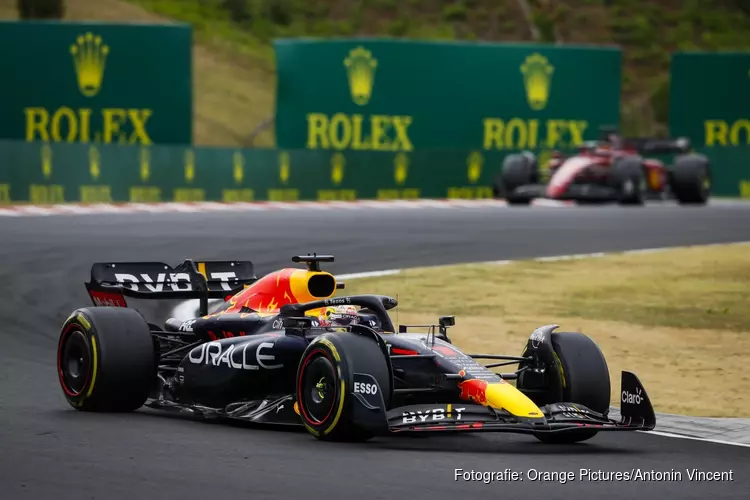 Verstappen wint voor het eerst in Hongarije na knappe inhaalrace